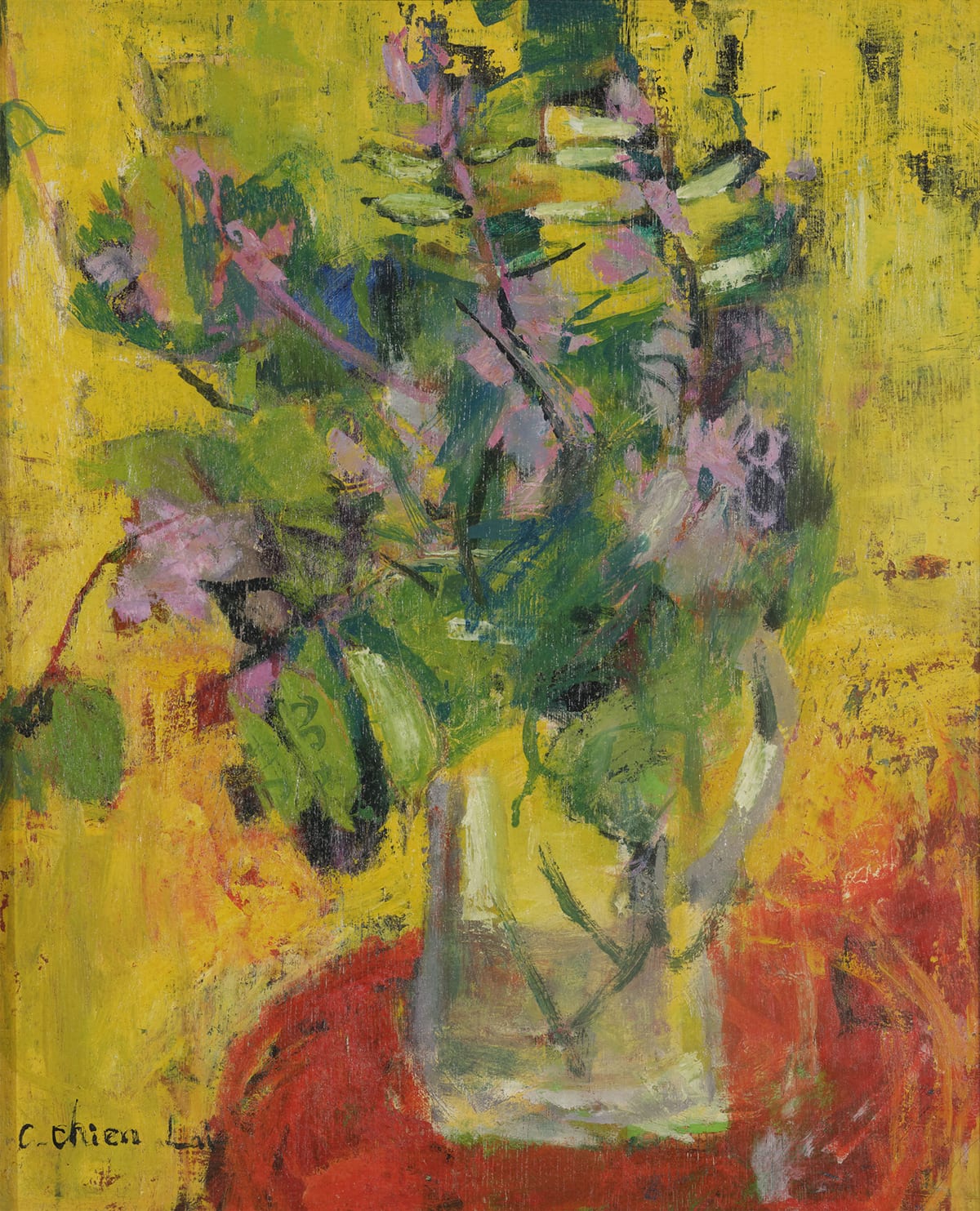 Green pea leaves, hanging pods and pink-purple flowers in a glass vase against a bright yellow background, above a red table. Lai Chuan-Chien,《豌豆之花》.