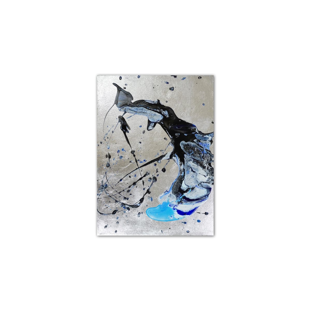 A black, white and blue ribbon of paint bends across the silver field of SAKI's 玄流, with droplets and a blue pool below.